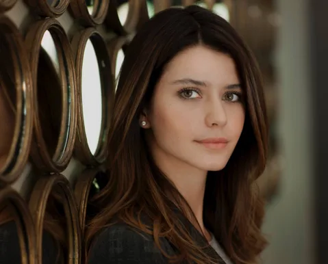 Beren Saat Netflix ile ekranlara geri dönüyor