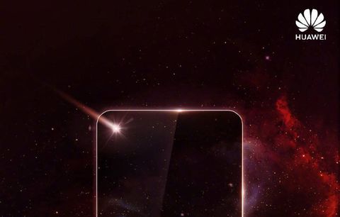 Huawei ekranında yuvarlak kamera kesiği olan bir telefon üstünde çalışıyor