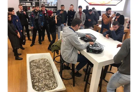 iPhone Xs almaya bir küvet dolusu bozuk parayla gitti