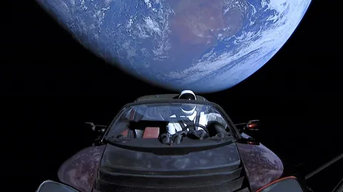 Tesla Roadster ve Starman Mars’ın yörüngesini geçti