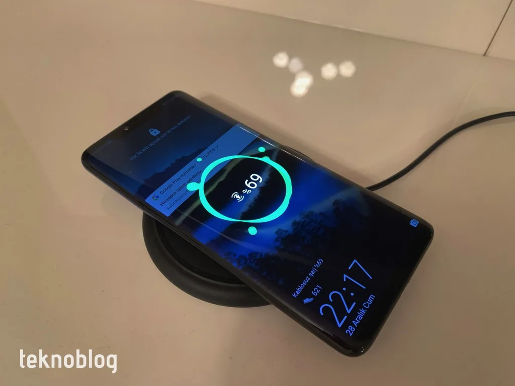 Huawei Mate 20 Pro: Kablosuz şarj deneyimi daha ileri gidiyor
