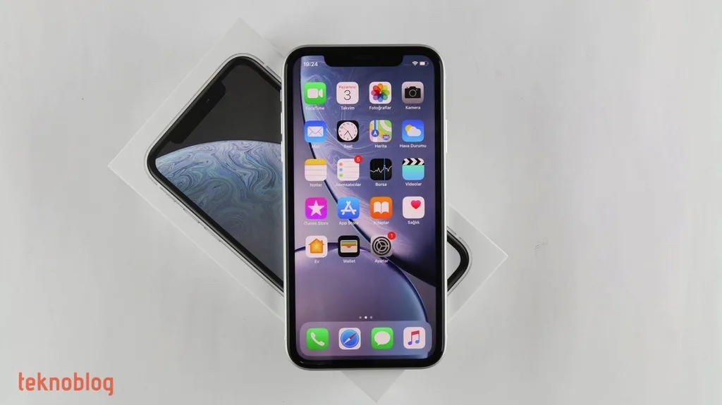 Video: iPhone XR Kutusundan Çıkıyor