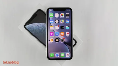 Video: iPhone XR Kutusundan Çıkıyor