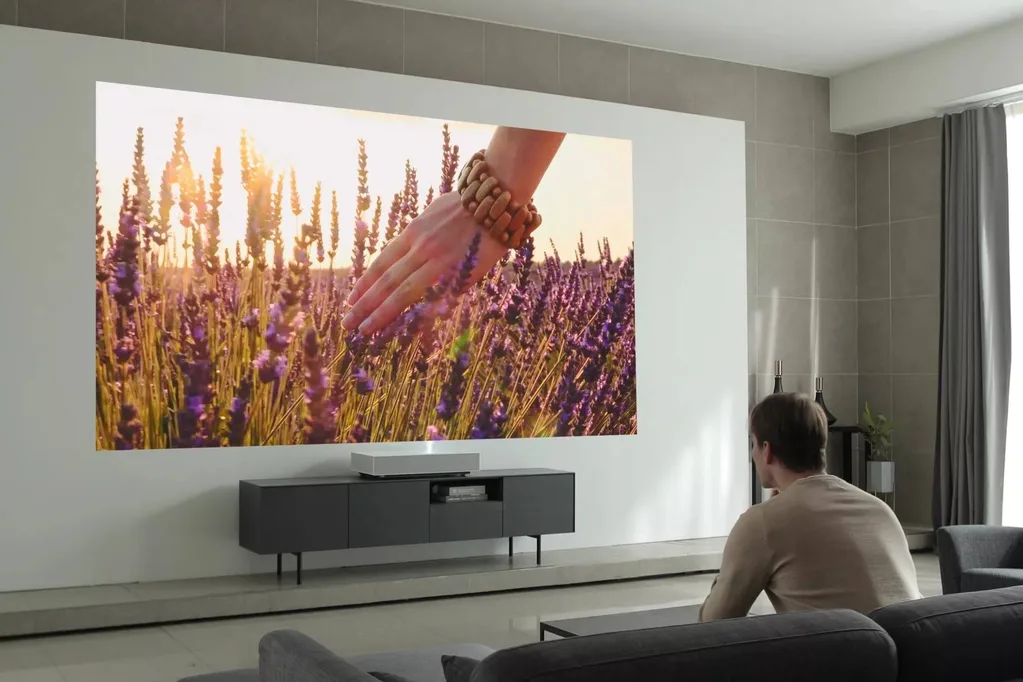 LG’nin ikinci nesil 4K lazer projektörü duvardan beş santim uzaktan çalışabiliyor