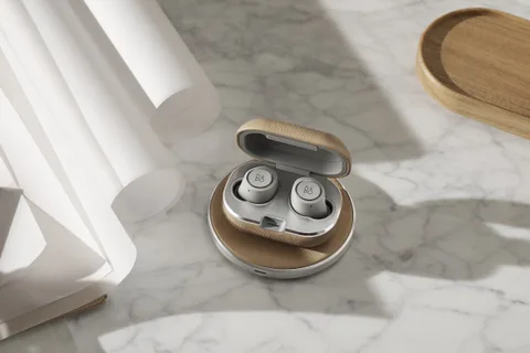 Beoplay E8 kablosuz şarj ve USB-C destekli şarj kutusuyla yenilendi