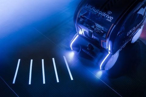 Jaguar sürücüsüz otomobil hareketlerini gösteren ışıklı projeksiyonları test ediyor