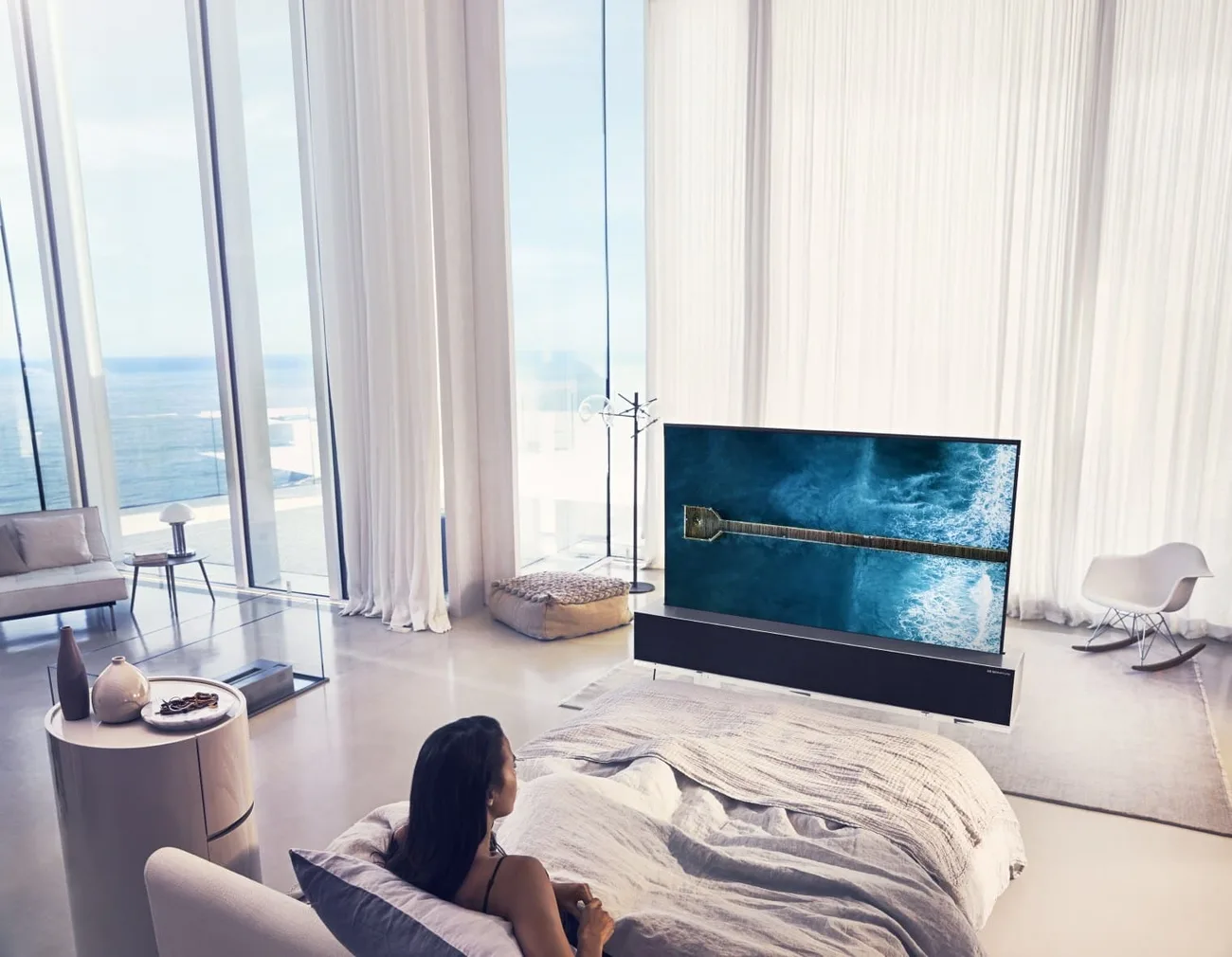 LG’nin kıvrılabilir ekranlı TV’si sonunda satışa çıktı
