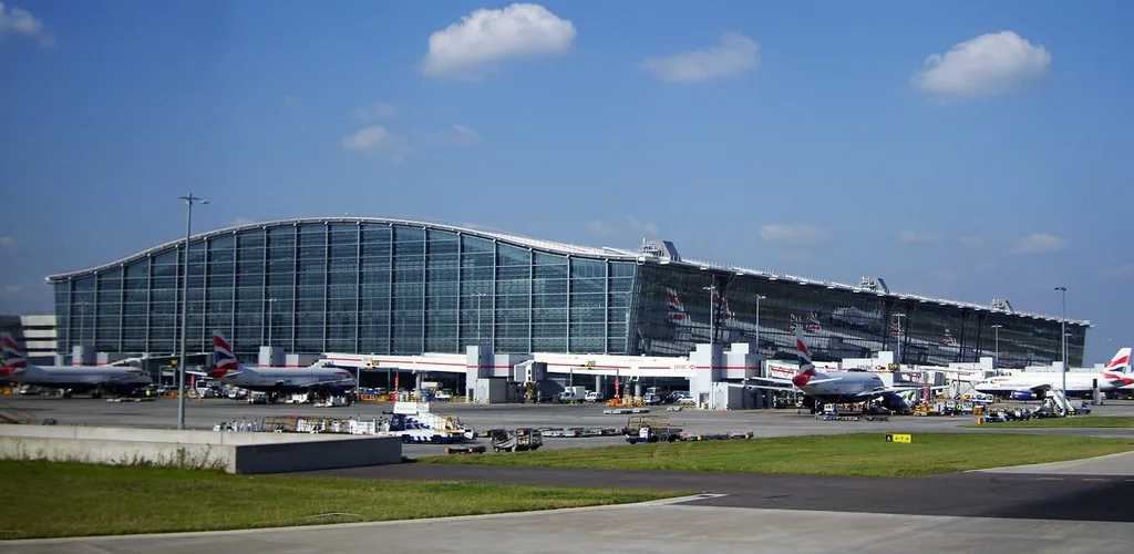 Londra Heathrow Havalimanı’nda da küçük bir drone krizi yaşandı