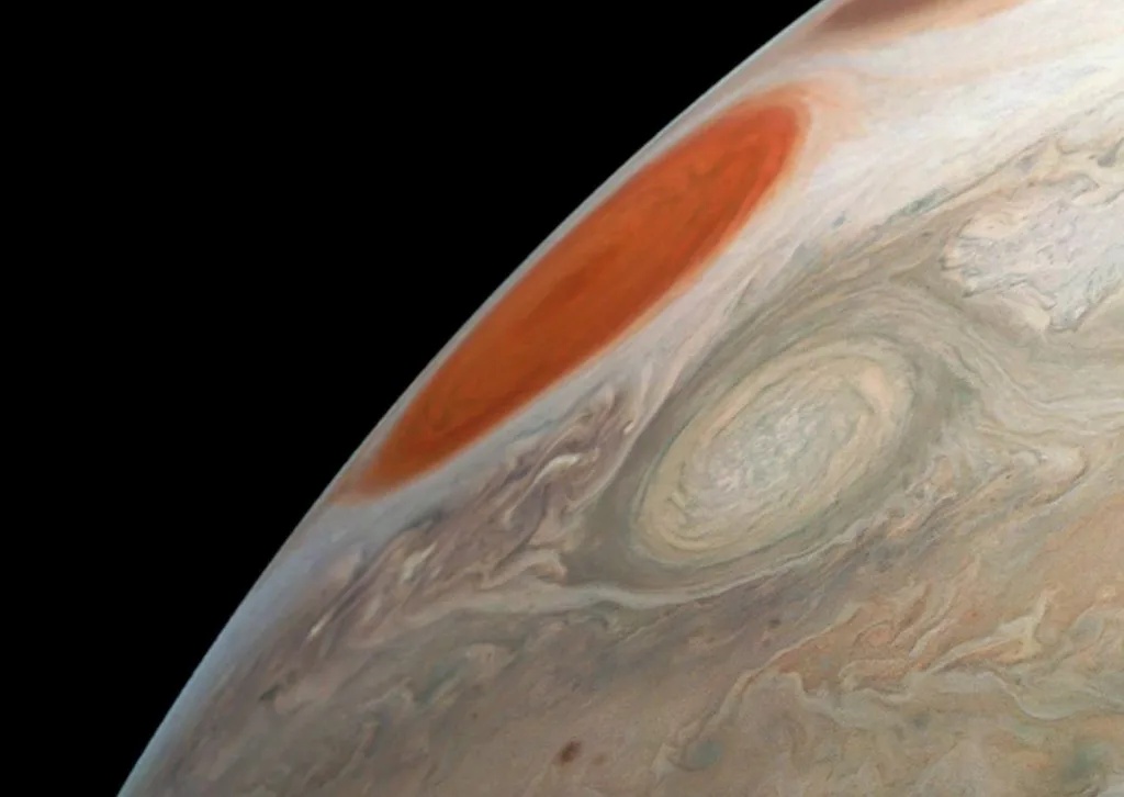 NASA’nın Juno uzay aracı Jüpiter’in iki büyük fırtınasının fotoğrafını çekti