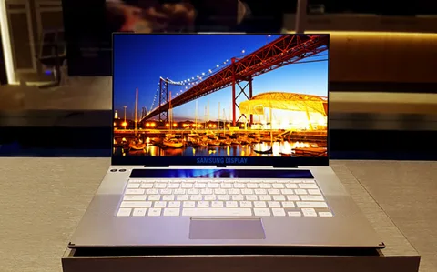 Samsung 15.6 inçlik ilk 4K OLED ekranını duyurdu