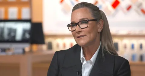 Apple’ın perakende şefi Angela Ahrendts nisan ayında şirkete veda edecek