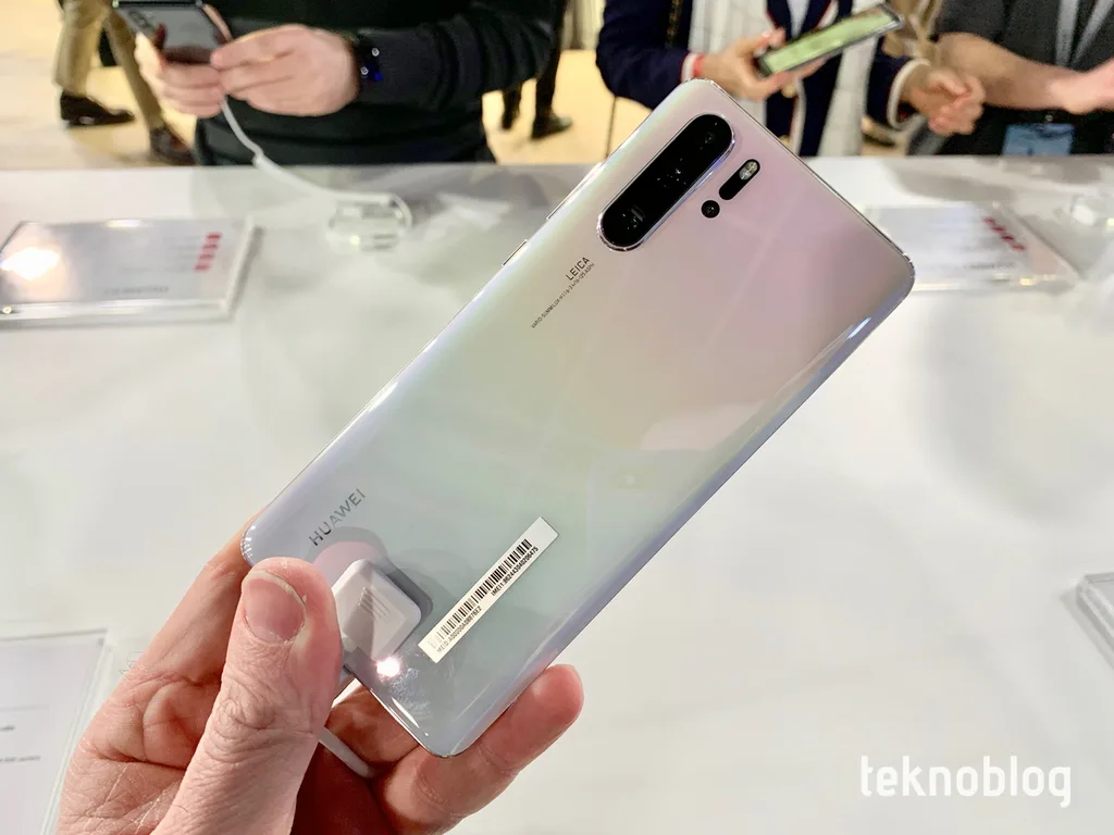 Çin halkı Huawei’nin arkasında