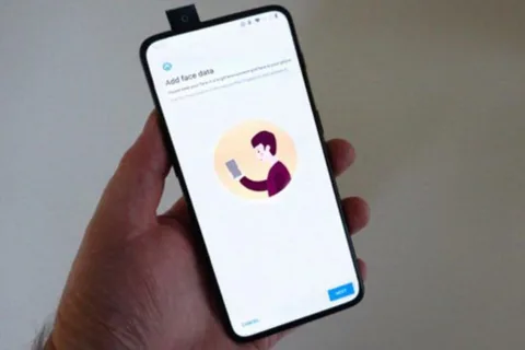 OnePlus 7’nin açılır ön kamera mekanizması bir kez daha görüldü