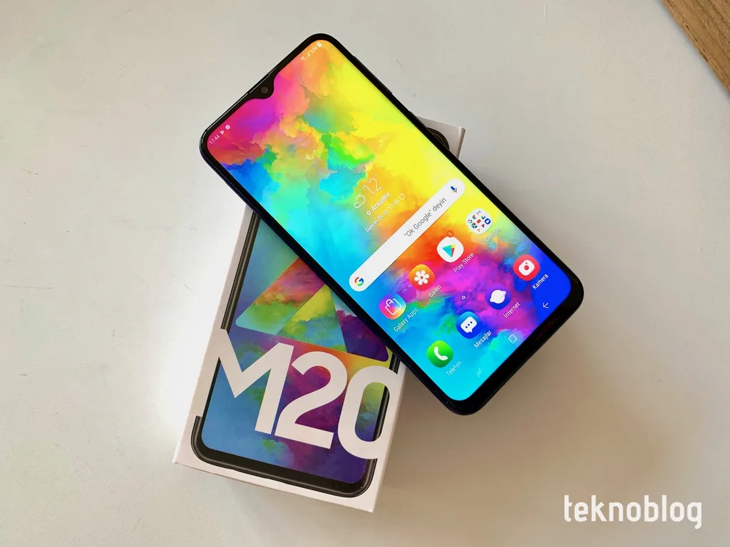 Video: Samsung Galaxy M20 Kutusundan Çıkıyor