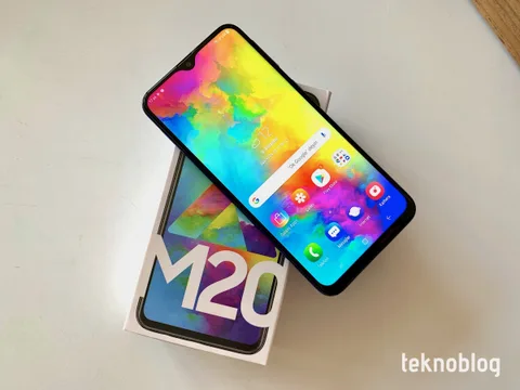 Video: Samsung Galaxy M20 Kutusundan Çıkıyor