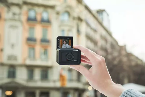 Sony’nin yeni aksiyon kamerası RX0 II vlogcuların hoşuna gidecek