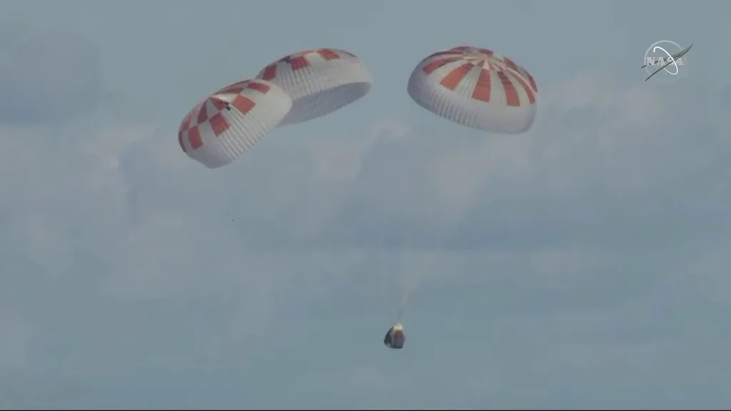 SpaceX’in Crew Dragon uzay aracı yeryüzüne başarıyla döndü