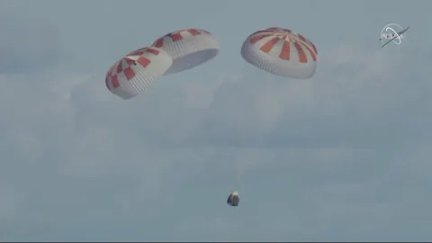 SpaceX’in Crew Dragon uzay aracı yeryüzüne başarıyla döndü