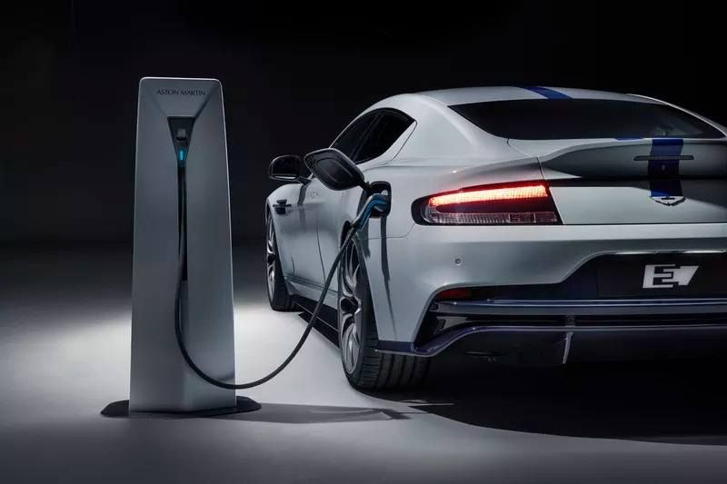 Aston Martin’in ilk elektrikli otomobili Rapide E sonunda ortaya çıktı