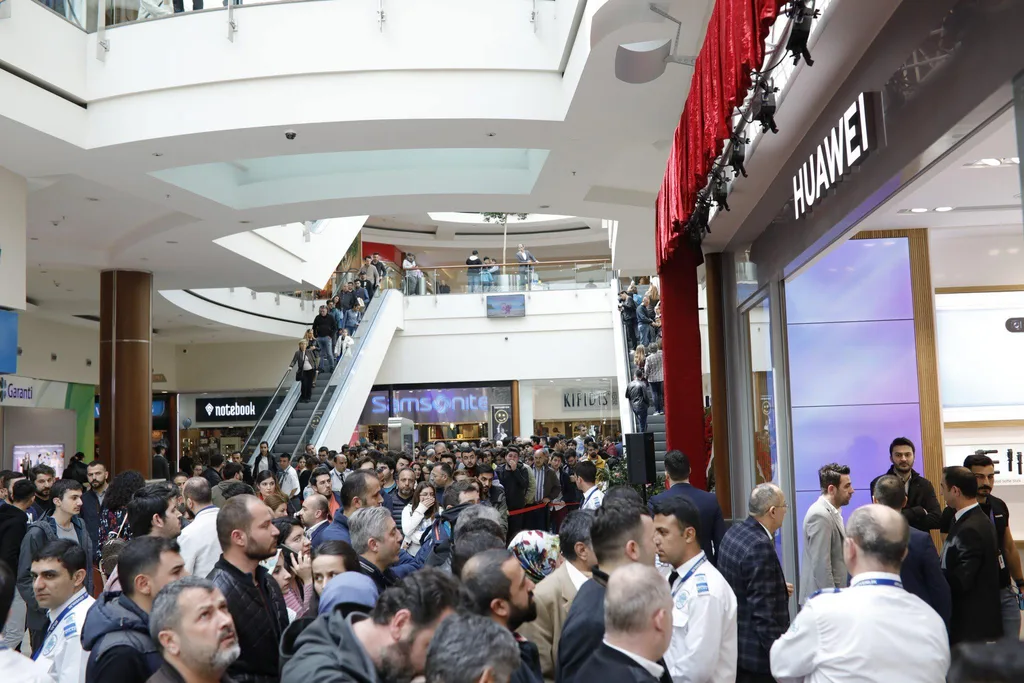 İstinyePark Huawei Deneyim Mağazası büyük ilgiyle kapılarını açtı
