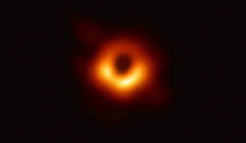 Astronomlar ilk kez bir kara deliğin fotoğrafını çekti