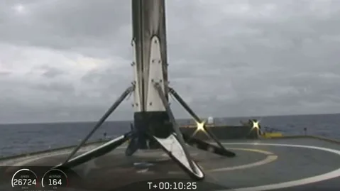 Falcon Heavy’nin okyanusa inen ateşleyicisi denize düştü