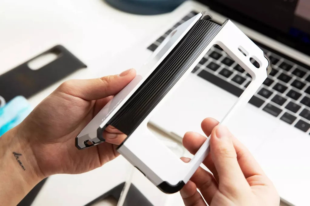 Spigen’in Galaxy Fold’a özel olarak geliştirdiği kılıfları görün
