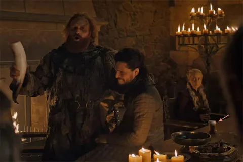 Game of Thrones’un yeni bölümünün yıldızı Starbucks bardağı oldu