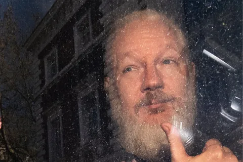 Julian Assange 50 hafta hapis cezasına çarptırıldı