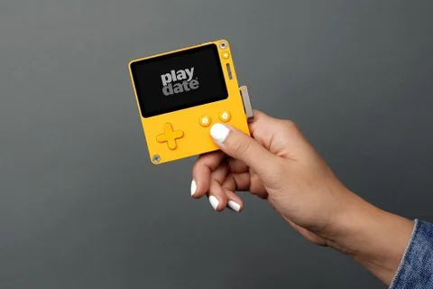 Playdate çevirme koluyla oyun konsollarına yeni bir yaklaşım getiriyor