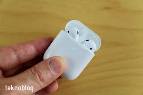Bu fotoğraftaki aygıt Apple AirPods 3 mü?
