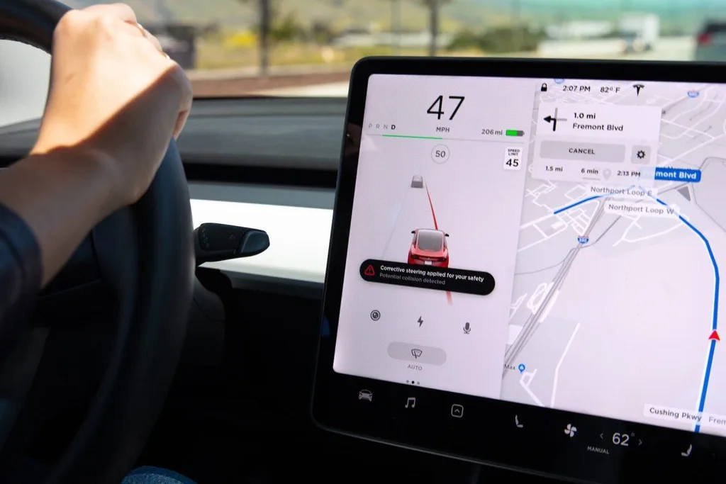 Tesla YouTube ve Netflix izleme keyfini otomobillere getiriyor