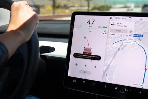 Tesla YouTube ve Netflix izleme keyfini otomobillere getiriyor