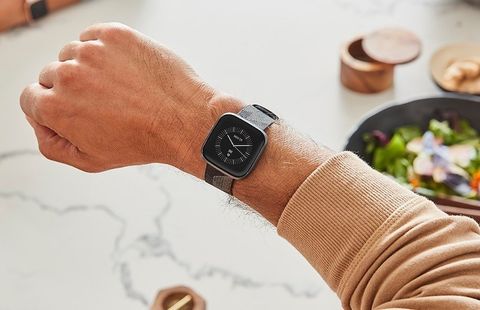 Fitbit Versa 2 OLED ekran ve Alexa desteğiyle geliyor