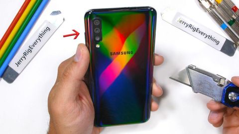 Galaxy A50 sağlamlık testinde nasıl performans çıkardı, izleyin – Video