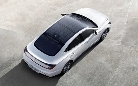 Hyundai’nin güneş panelli otomobili yola çıktı