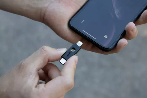 iPhone için ilk Lightning destekli fiziksel güvenlik anahtarı
