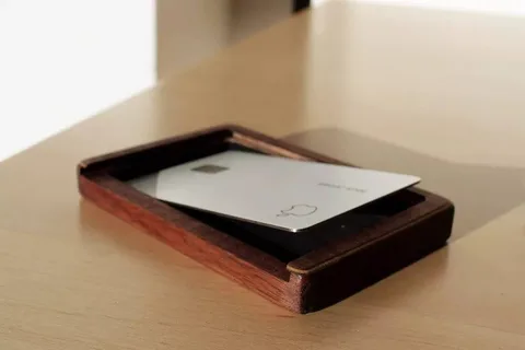 Kerf’ten Apple Card için ahşap taşıma kutusu