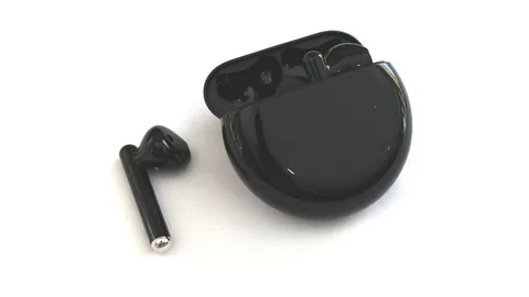 Huawei FreeBuds 3 ile AirPods’a meydan okumayı sürdürüyor