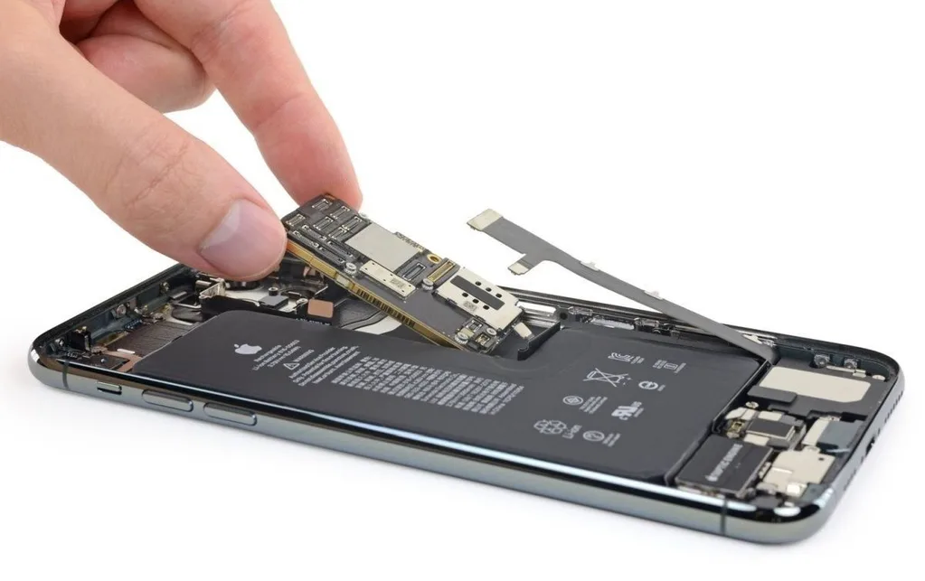 iPhone 11 Pro Max parçalarına ayrılıyor, içerideki değişiklikleri görün