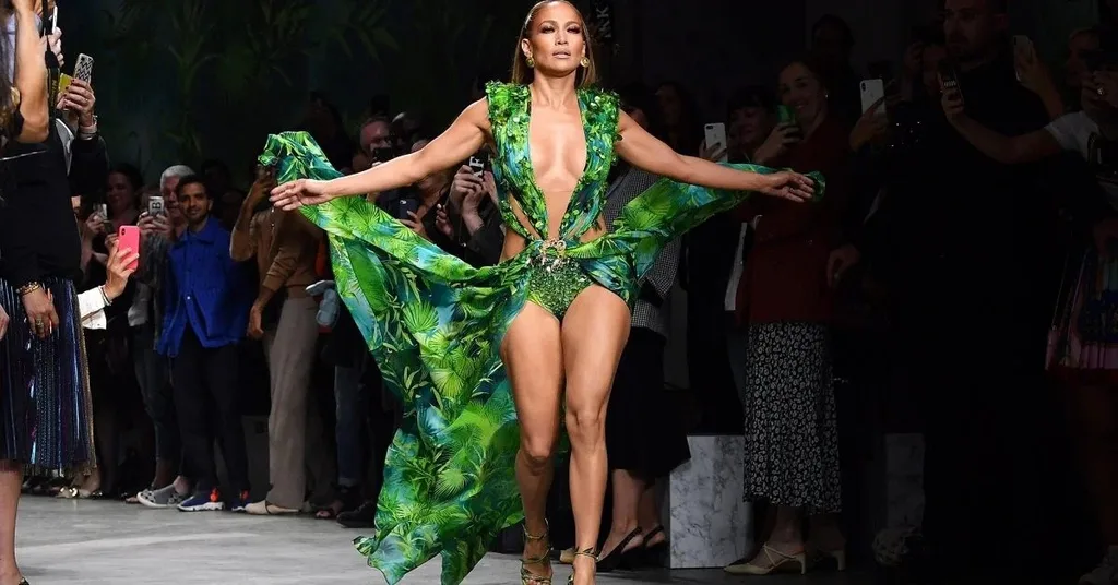 Jennifer Lopez Google’a ilham veren efsane elbisesiyle podyumda yürüdü