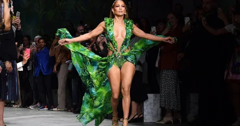 Jennifer Lopez Google’a ilham veren efsane elbisesiyle podyumda yürüdü