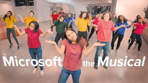 Microsoft hazırladığı müzikal videoda kendisiyle dalga geçiyor – Video