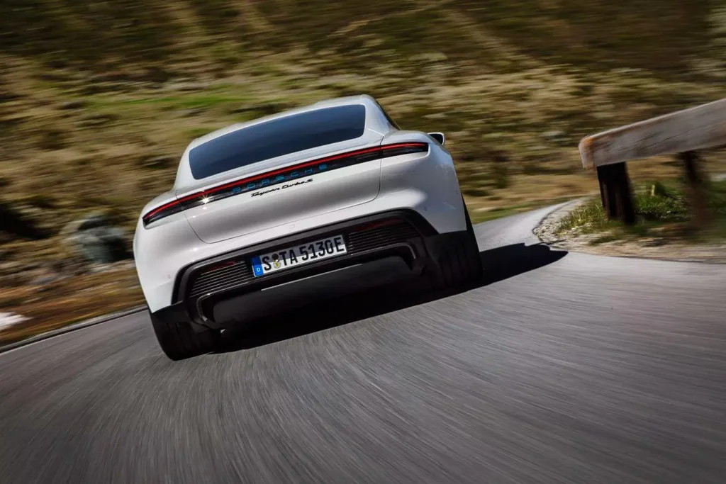 Porsche ani güç kaybı sorunu nedeniyle Taycan elektrikli otomobilleri geri çağırıyor