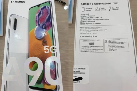 Samsung Galaxy A90 5G kutusu telefonun özelliklerini gösteriyor