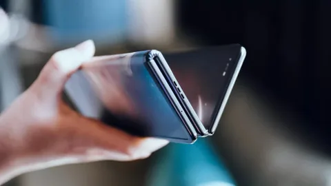 TCL katlanabilir telefon tasarımlarına yeni bir boyut kazandırıyor