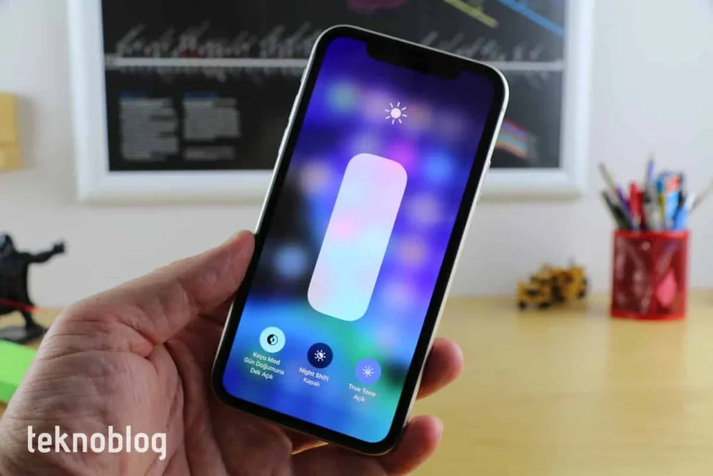Bazı iPhone 11 ekranlarında görünen yeşil renk için çözüm yolda