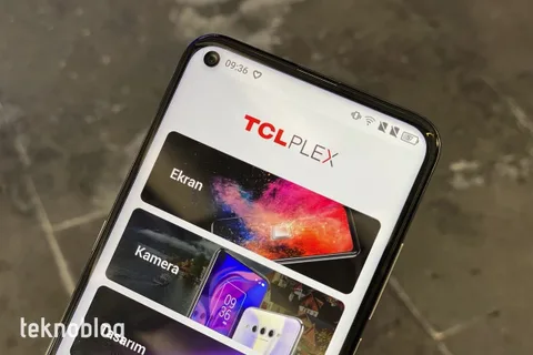 Türkiye’de satışı başlayan TCL Plex Vodafone mağazalarında