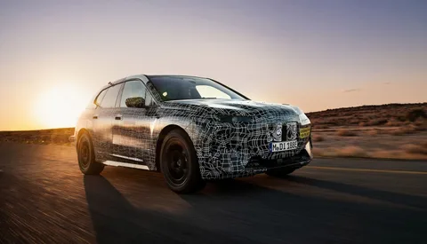 BMW yeni elektrikli otomobilini çölde test etti