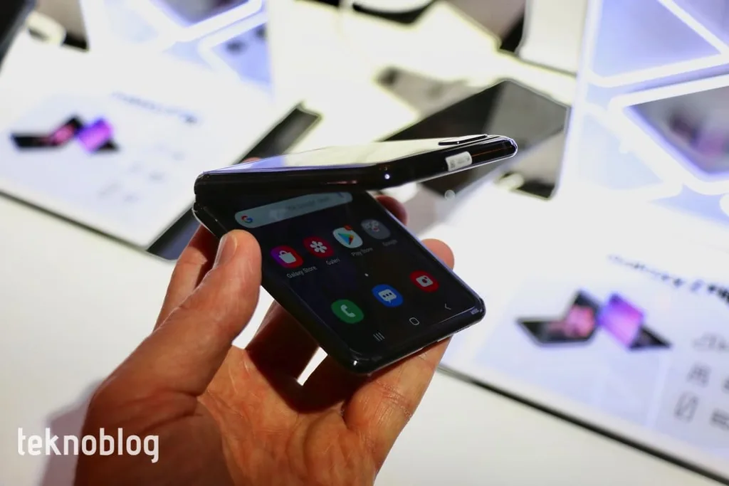 Galaxy Z Flip parçalarına ayrıldı, tasarım detayları ortaya çıktı